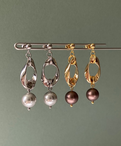 CERCA(チェルカ)の「【Le scale】ツイストフープ×ビッグパールピアス(ピアス(両耳用)・レディース・シルバー/ゴールド・FREE)」の3枚目の写真