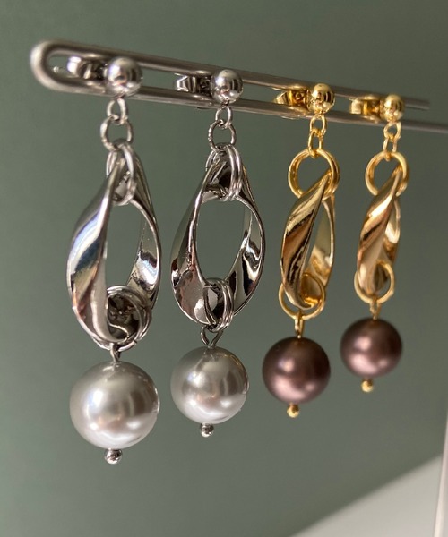 CERCA(チェルカ)の「【Le scale】ツイストフープ×ビッグパールピアス(ピアス(両耳用)・レディース・シルバー/ゴールド・FREE)」の4枚目の写真