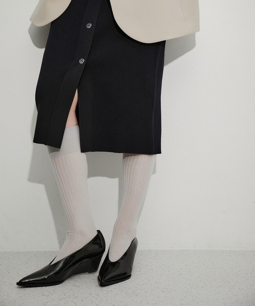 ADAM ET ROPE'(アダムエロペ)の「シャイニーリブハイソックス(ソックス/靴下・レディース・ホワイト/ブラック/グレー・FREE)」の3枚目の写真
