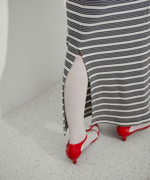 ADAM ET ROPE'(アダムエロペ)の「シャイニーリブハイソックス(ソックス/靴下・レディース・ホワイト/ブラック/グレー・FREE)」の1枚目の写真