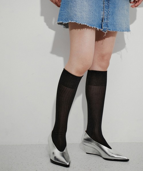 ADAM ET ROPE'(アダムエロペ)の「シャイニーリブハイソックス(ソックス/靴下・レディース・ホワイト/ブラック/グレー・FREE)」の2枚目の写真