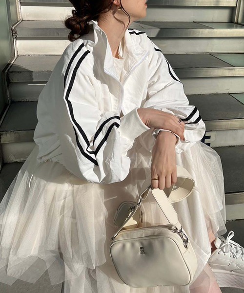 one after another NICE CLAUP（ワンアフターアナザーナイスクラップ）の「<再入荷>サイドラインショートブルゾン【ZOZO限定商品】（ナイロンジャケット・レディース・アイボリー/ブラック/オフホワイト・FREE）」の4枚目の写真