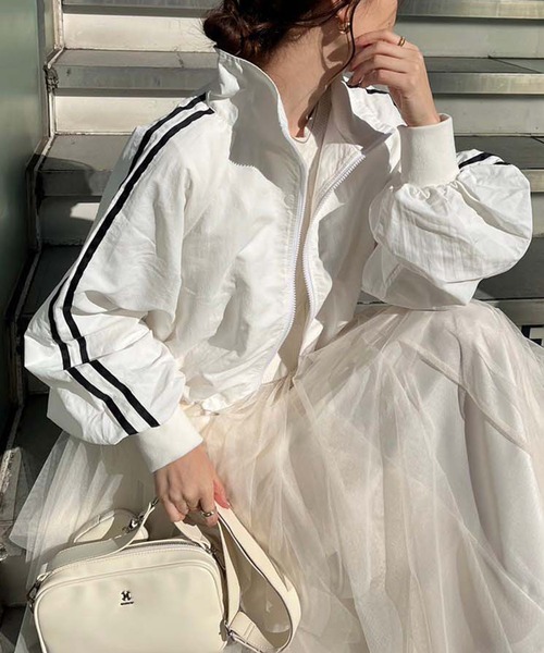 one after another NICE CLAUP（ワンアフターアナザーナイスクラップ）の「<再入荷>サイドラインショートブルゾン【ZOZO限定商品】（ナイロンジャケット・レディース・アイボリー/ブラック/オフホワイト・FREE）」の5枚目の写真