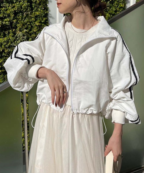 one after another NICE CLAUP（ワンアフターアナザーナイスクラップ）の「<再入荷>サイドラインショートブルゾン【ZOZO限定商品】（ナイロンジャケット・レディース・アイボリー/ブラック/オフホワイト・FREE）」の6枚目の写真