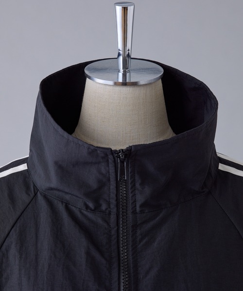 one after another NICE CLAUP（ワンアフターアナザーナイスクラップ）の「<再入荷>サイドラインショートブルゾン【ZOZO限定商品】（ナイロンジャケット・レディース・アイボリー/ブラック/オフホワイト・FREE）」の11枚目の写真