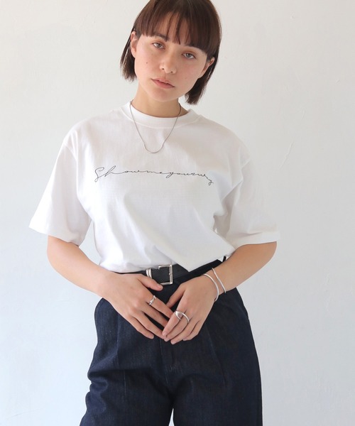 HER CLOSET(ハークローゼット)の「【shemoshelly】WEB限定カリグラフィーロゴTシャツ(Tシャツ/カットソー・レディース・ブラック/ブラック系その他/ホワイト/ホワイト系その他・L/M/S)」の1枚目の写真