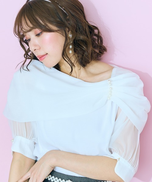 marun(マルン)の「<大きいサイズ> オフショル風デザインブラウス marun(シャツ/ブラウス・レディース・ホワイト/ブラック・L/LL/3L/4L/5L)」の1枚目の写真