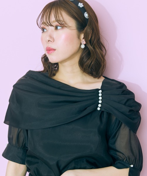 marun(マルン)の「<大きいサイズ> オフショル風デザインブラウス marun(シャツ/ブラウス・レディース・ホワイト/ブラック・L/LL/3L/4L/5L)」の2枚目の写真