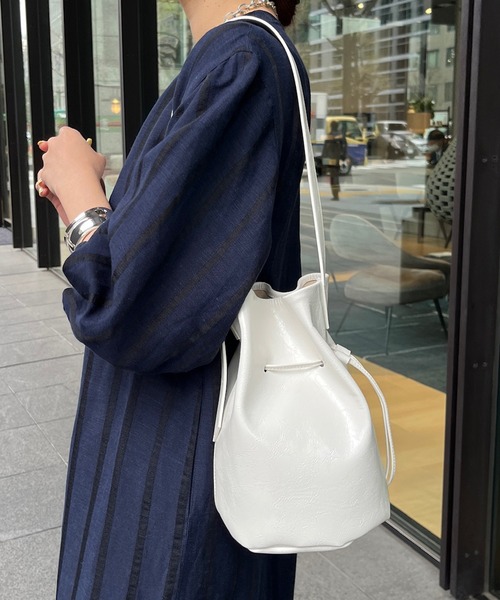 DouDou(ドゥドゥ)の「ドロストバケットバッグ(ショルダーバッグ・レディース・アイボリー/ブラック/シルバー・FREE)」の1枚目の写真