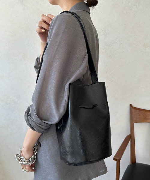 DouDou(ドゥドゥ)の「ドロストバケットバッグ(ショルダーバッグ・レディース・アイボリー/ブラック/シルバー・FREE)」の2枚目の写真