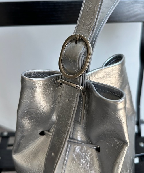 DouDou(ドゥドゥ)の「ドロストバケットバッグ(ショルダーバッグ・レディース・アイボリー/ブラック/シルバー・FREE)」の16枚目の写真