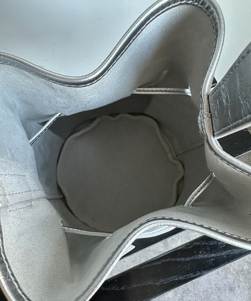 DouDou(ドゥドゥ)の「ドロストバケットバッグ(ショルダーバッグ・レディース・アイボリー/ブラック/シルバー・FREE)」の17枚目の写真