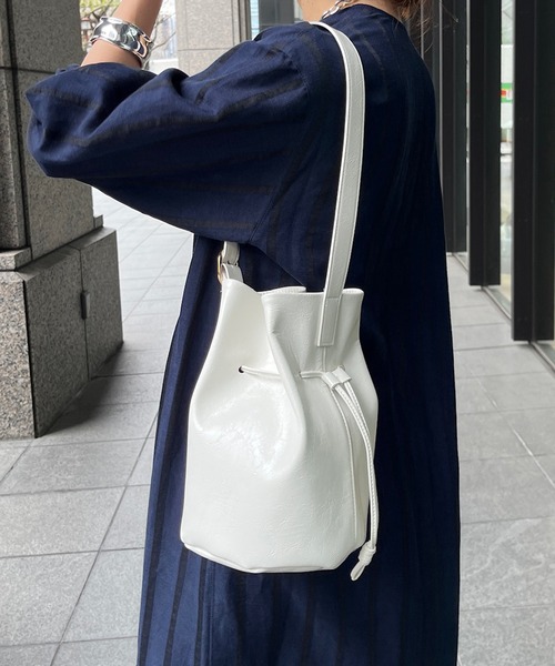DouDou(ドゥドゥ)の「ドロストバケットバッグ(ショルダーバッグ・レディース・アイボリー/ブラック/シルバー・FREE)」の10枚目の写真