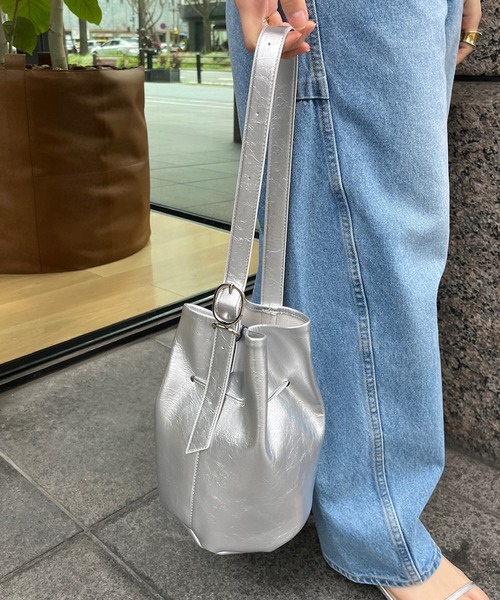 DouDou(ドゥドゥ)の「ドロストバケットバッグ(ショルダーバッグ・レディース・アイボリー/ブラック/シルバー・FREE)」の12枚目の写真