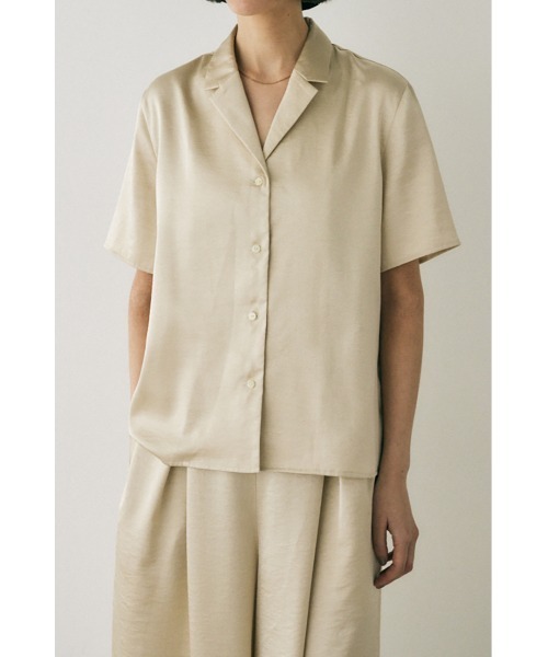 M_（エムアンダーバー）の「リサイクルポリエステル使用　後ろ姿が印象的なサテンシャツ（シャツ/ブラウス・レディース・ライトカーキ/ダークブラウン/ライトベージュ・FREE）」の2枚目の写真