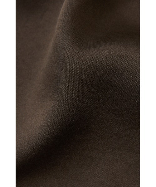 M_（エムアンダーバー）の「リサイクルポリエステル使用　後ろ姿が印象的なサテンシャツ（シャツ/ブラウス・レディース・ライトカーキ/ダークブラウン/ライトベージュ・FREE）」の5枚目の写真
