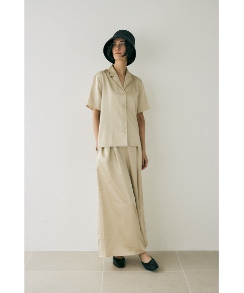 M_（エムアンダーバー）の「リサイクルポリエステル使用　後ろ姿が印象的なサテンシャツ（シャツ/ブラウス・レディース・ライトカーキ/ダークブラウン/ライトベージュ・FREE）」の7枚目の写真