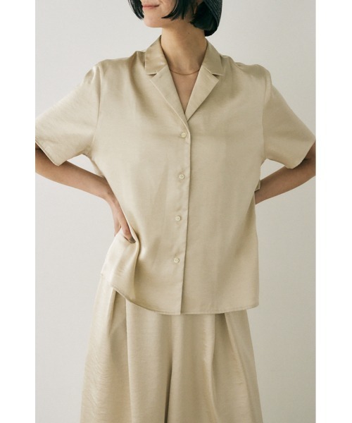 M_（エムアンダーバー）の「リサイクルポリエステル使用　後ろ姿が印象的なサテンシャツ（シャツ/ブラウス・レディース・ライトカーキ/ダークブラウン/ライトベージュ・FREE）」の9枚目の写真
