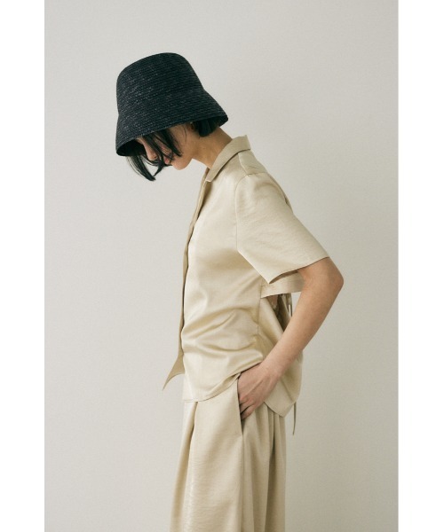 M_（エムアンダーバー）の「リサイクルポリエステル使用　後ろ姿が印象的なサテンシャツ（シャツ/ブラウス・レディース・ライトカーキ/ダークブラウン/ライトベージュ・FREE）」の10枚目の写真