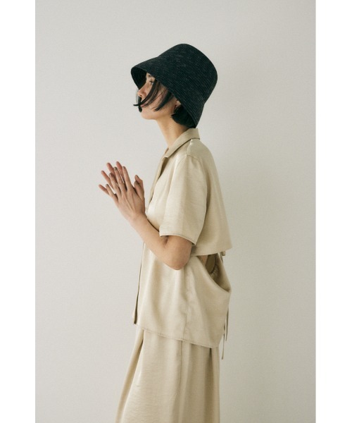 M_（エムアンダーバー）の「リサイクルポリエステル使用　後ろ姿が印象的なサテンシャツ（シャツ/ブラウス・レディース・ライトカーキ/ダークブラウン/ライトベージュ・FREE）」の11枚目の写真