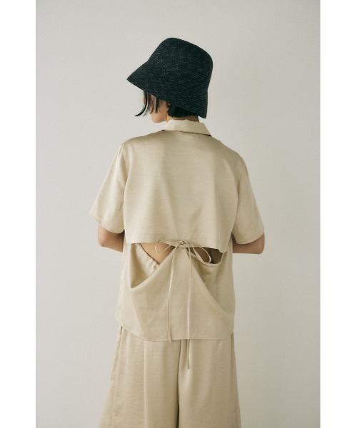 M_（エムアンダーバー）の「リサイクルポリエステル使用　後ろ姿が印象的なサテンシャツ（シャツ/ブラウス・レディース・ライトカーキ/ダークブラウン/ライトベージュ・FREE）」の12枚目の写真