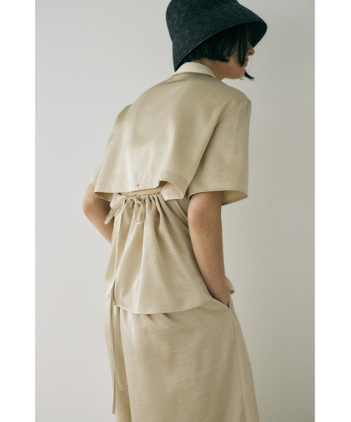 M_（エムアンダーバー）の「リサイクルポリエステル使用　後ろ姿が印象的なサテンシャツ（シャツ/ブラウス・レディース・ライトカーキ/ダークブラウン/ライトベージュ・FREE）」の13枚目の写真