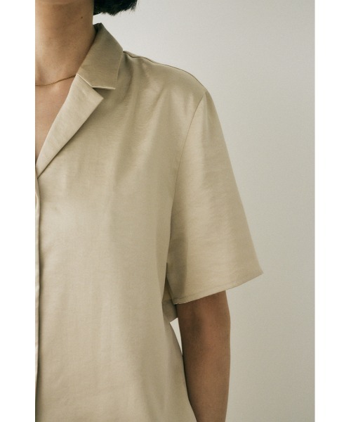 M_（エムアンダーバー）の「リサイクルポリエステル使用　後ろ姿が印象的なサテンシャツ（シャツ/ブラウス・レディース・ライトカーキ/ダークブラウン/ライトベージュ・FREE）」の15枚目の写真