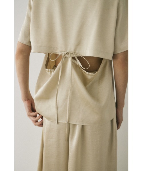 M_（エムアンダーバー）の「リサイクルポリエステル使用　後ろ姿が印象的なサテンシャツ（シャツ/ブラウス・レディース・ライトカーキ/ダークブラウン/ライトベージュ・FREE）」の16枚目の写真