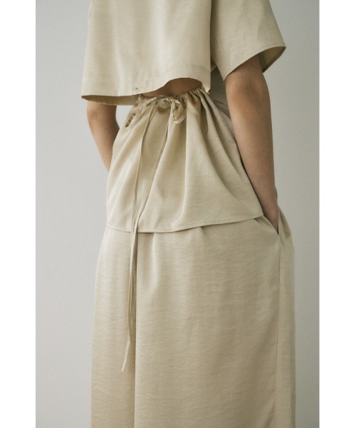 M_（エムアンダーバー）の「リサイクルポリエステル使用　後ろ姿が印象的なサテンシャツ（シャツ/ブラウス・レディース・ライトカーキ/ダークブラウン/ライトベージュ・FREE）」の17枚目の写真