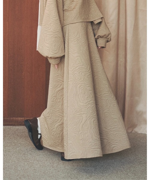 moi tytto（モイテュット）の「キルティングフレアロングスカート（スカート・レディース・ブラック/ベージュ/ナチュラル・MEDIUM/SMALL）」の3枚目の写真