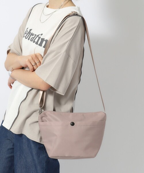 SHOO・LA・RUE(シューラルー)の「【撥水】フロントポケットショルダーバッグ(ショルダーバッグ・レディース・グリーン/グレー/パープル系/ブラック/ライトベージュ/レッド系1・00)」の5枚目の写真