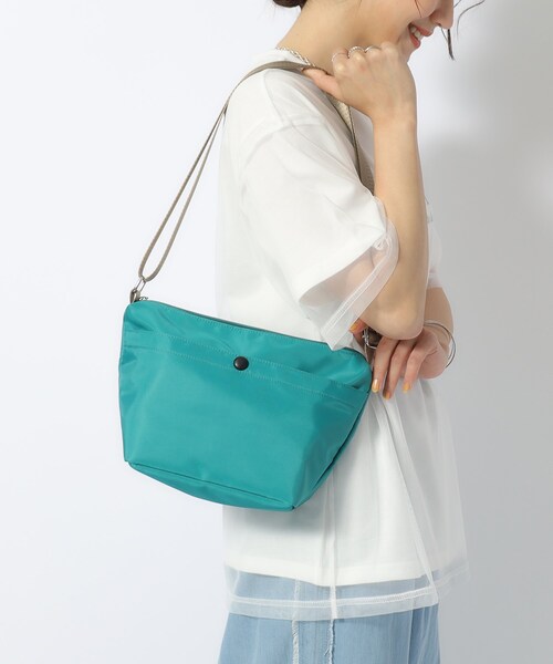 SHOO・LA・RUE(シューラルー)の「【撥水】フロントポケットショルダーバッグ(ショルダーバッグ・レディース・グリーン/グレー/パープル系/ブラック/ライトベージュ/レッド系1・00)」の1枚目の写真