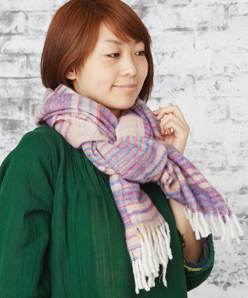 チャイハネ（チャイハネ）の「【チャイハネ】カラフルボーダーアクリルショール（マフラー・レディース・レッド系その他/ベージュ/ブラウン/グリーン/レッド/ピンク/サファリグリーン/その他/パープル/その他1/その他2/オレンジ系その他/ブラック系その他/ブラック/ホワイト/ブラックミックス/イエロー/ネイビー/オレンジ/プラム/ラベンダー/ブルー/オレンジ系その他2/カーキ/ブラック系その他2/ライトグリーン/ブラウン系その他/ライトイエロー/マスタード/ブルー系その他/ターコイズブルー・FREE）」の8枚目の写真