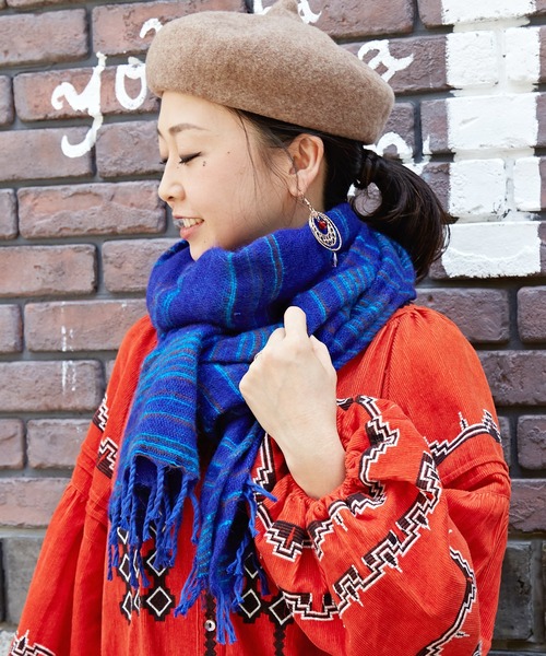 チャイハネ（チャイハネ）の「【チャイハネ】カラフルボーダーアクリルショール（マフラー・レディース・レッド系その他/ベージュ/ブラウン/グリーン/レッド/ピンク/サファリグリーン/その他/パープル/その他1/その他2/オレンジ系その他/ブラック系その他/ブラック/ホワイト/ブラックミックス/イエロー/ネイビー/オレンジ/プラム/ラベンダー/ブルー/オレンジ系その他2/カーキ/ブラック系その他2/ライトグリーン/ブラウン系その他/ライトイエロー/マスタード/ブルー系その他/ターコイズブルー・FREE）」の15枚目の写真