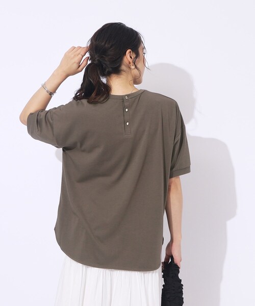 DRESKIP(ドレスキップ)の「【洗える/UV】大人のこなれ感 ぷっくりラメロゴTシャツ(Tシャツ/カットソー・レディース・オフホワイト/チャコールグレー/ライトベージュ/ベビーピンク・02/03/04)」の6枚目の写真