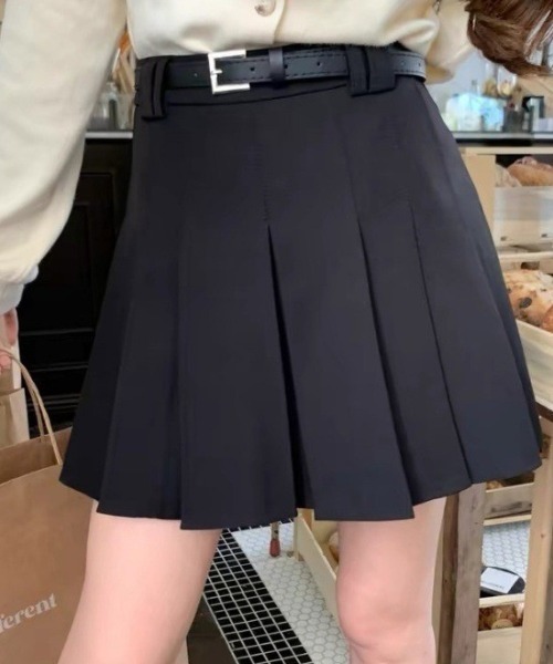 LAC-VERT(ラック・ヴェール)の「ベルトループ付きミニ丈プリーツスカート(スカート・レディース・ベージュ/ブラック/グレー・S/M)」の10枚目の写真