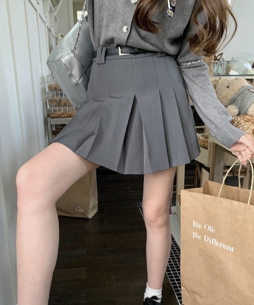 LAC-VERT(ラック・ヴェール)の「ベルトループ付きミニ丈プリーツスカート(スカート・レディース・ベージュ/ブラック/グレー・S/M)」の4枚目の写真