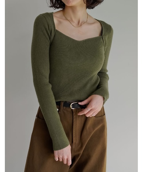 Re:EDIT(リエディ)の「ハートネックニットトップス(ニット/セーター・レディース・ダークブラウン/ブラック/アイボリー/カーキ/チャコールグレー/イエロー/グリーン・MEDIUM/LARGE)」の5枚目の写真