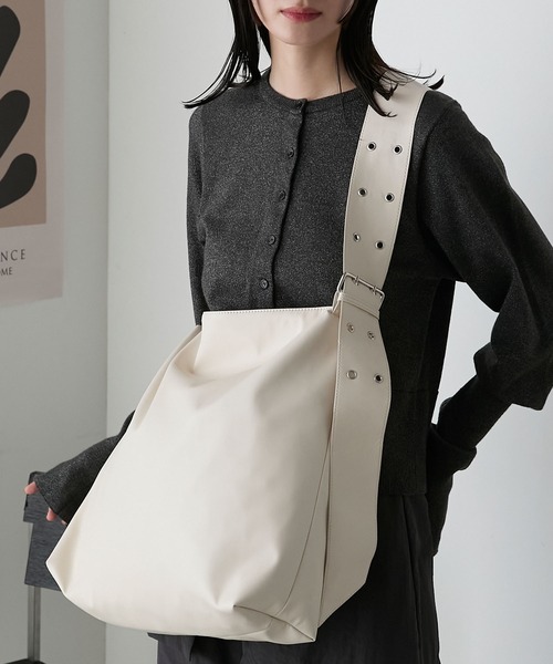 forksy.(フォルクシー)の「【forksy.】ワイドベルトルーズショルダーバッグ(ショルダーバッグ・レディース・ブラック/アイボリー/ダークブラウン・FREE)」の14枚目の写真