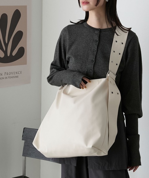 forksy.(フォルクシー)の「【forksy.】ワイドベルトルーズショルダーバッグ(ショルダーバッグ・レディース・ブラック/アイボリー/ダークブラウン・FREE)」の15枚目の写真