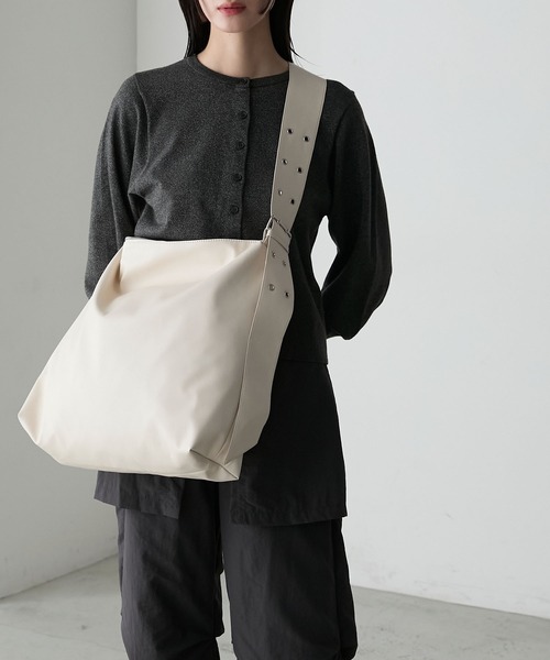forksy.(フォルクシー)の「【forksy.】ワイドベルトルーズショルダーバッグ(ショルダーバッグ・レディース・ブラック/アイボリー/ダークブラウン・FREE)」の18枚目の写真