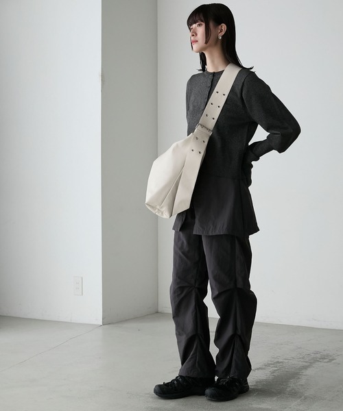 forksy.(フォルクシー)の「【forksy.】ワイドベルトルーズショルダーバッグ(ショルダーバッグ・レディース・ブラック/アイボリー/ダークブラウン・FREE)」の22枚目の写真