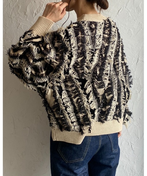 She's Closet(シーズクローゼット)の「ウェーブ柄長袖ボリュームスリーブミックスフリンジジャガードニット(ニット/セーター・レディース・ブラック/アイボリー/ブラックミックス/ネイビー/ブラウン/グレー・FREE)」の8枚目の写真