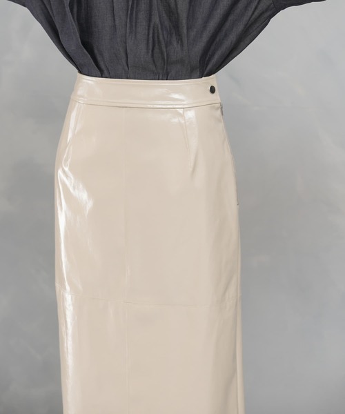 URBAN RESEARCH ROSSO WOMEN（アーバンリサーチ　ロッソ）の「パテントストレートスカート（スカート・レディース・ダークブラウン/ライトベージュ・36/38）」の18枚目の写真
