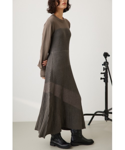 FOXEYのバイカラー女性らしいニットワンピースです。 バイカラー