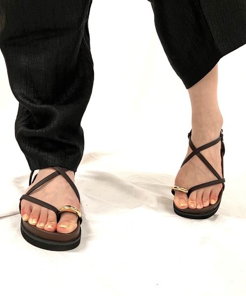 Q（キュー）の「サムリングメタルサンダル（サンダル・レディース・ブラック/ブラウン・24.5/23.5）」の2枚目の写真