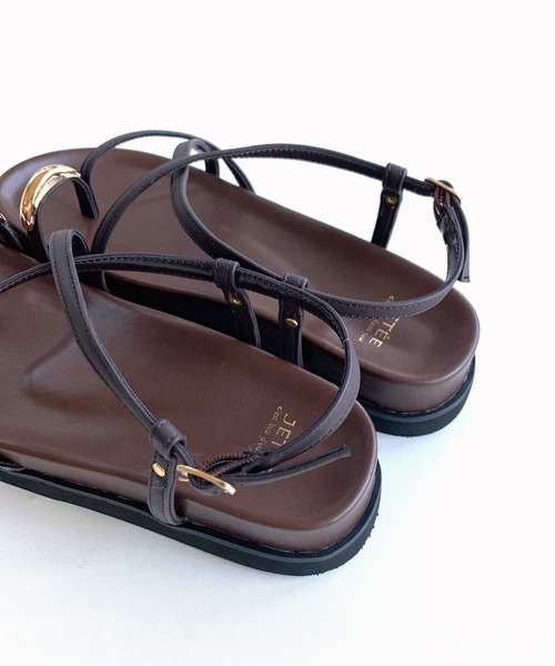 Q（キュー）の「サムリングメタルサンダル（サンダル・レディース・ブラック/ブラウン・24.5/23.5）」の8枚目の写真