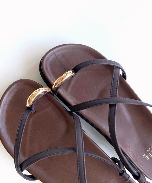 Q（キュー）の「サムリングメタルサンダル（サンダル・レディース・ブラック/ブラウン・24.5/23.5）」の9枚目の写真