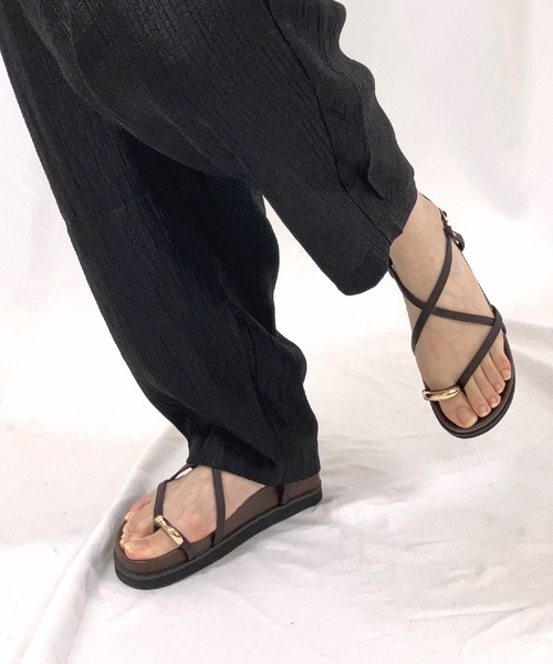 Q（キュー）の「サムリングメタルサンダル（サンダル・レディース・ブラック/ブラウン・24.5/23.5）」の18枚目の写真