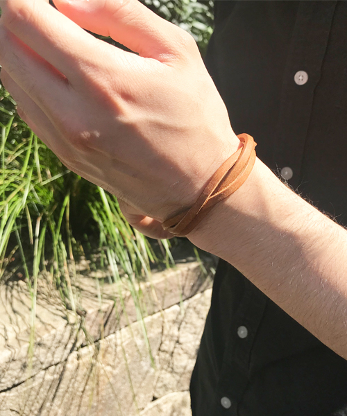 Esperanto(エスペラント)の「esperanto (エスペラント)/イタリアレザー(プエブロ) 編み込みブレスレット(ブレスレット・メンズ・ブラック/キャメル/グレー/ブラウン・ONE SIZE)」の4枚目の写真